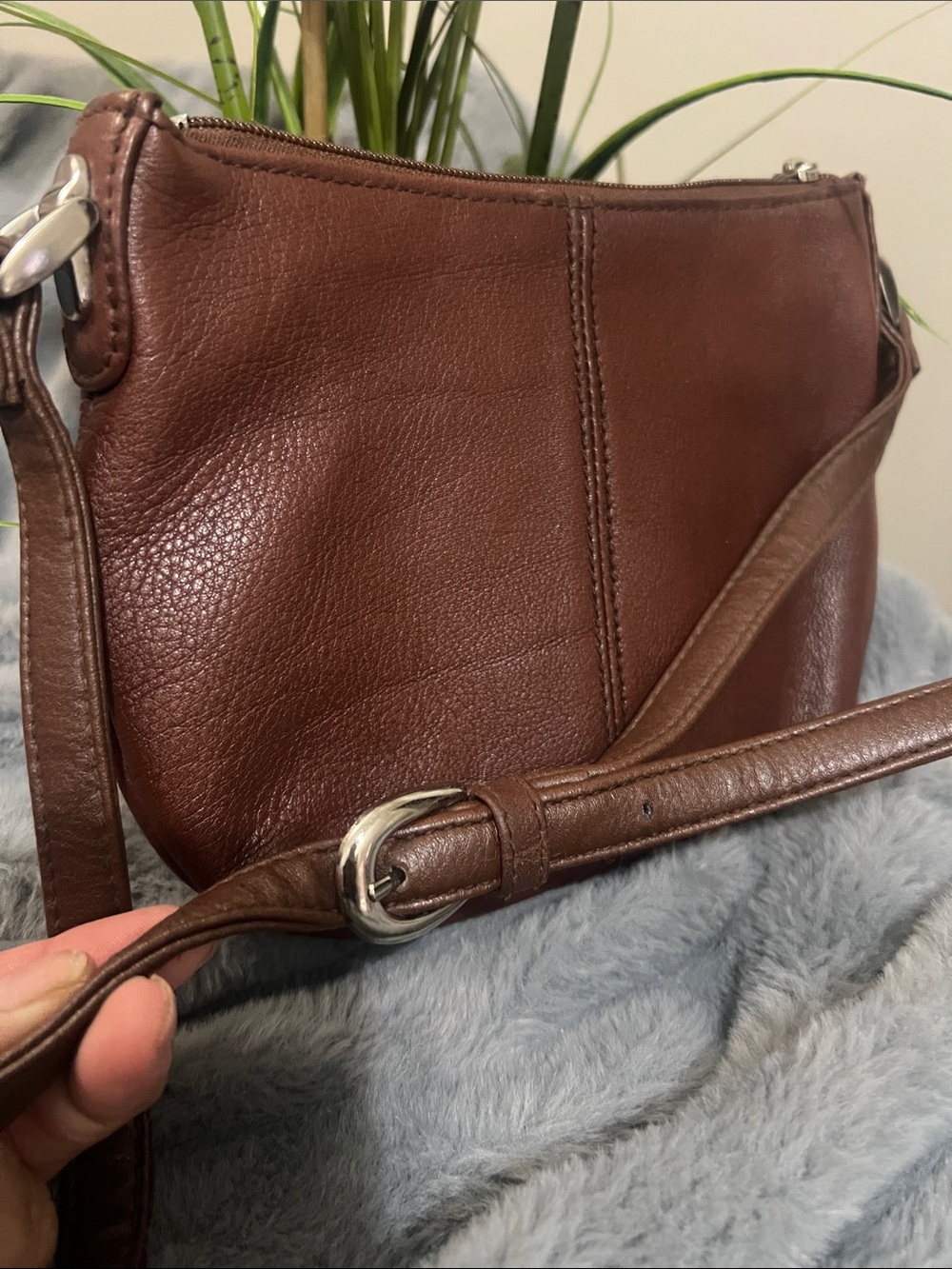 Aurielle Vintage Chocolate Brown Leather Crossbody / Shoulder Bag GUC retail $85 - Picture 4 of 6